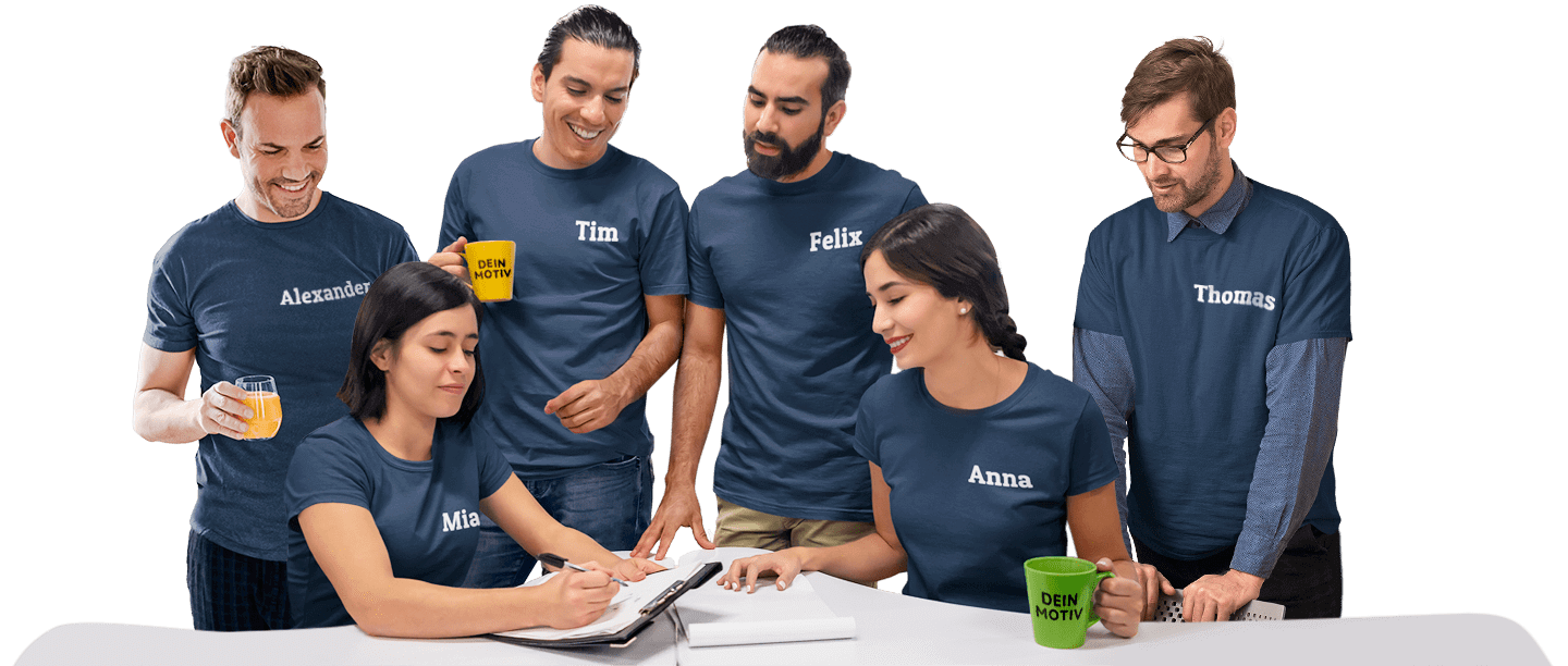 Firmenbekleidung bedrucken - Kollegen in blauem T-Shirt mit Name